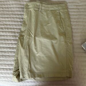Men’s Duck Head Short, size 38, khaki, new condition.